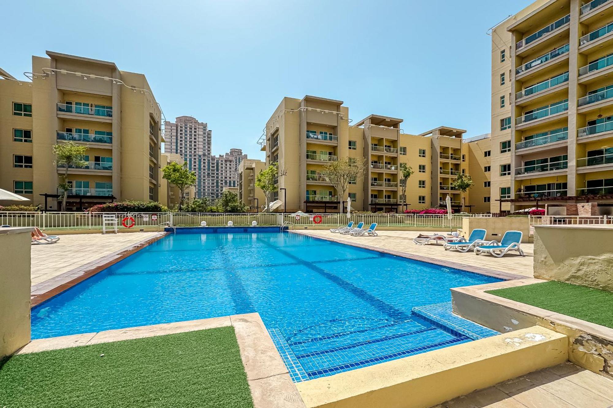 Classy 1 Bedroom In The Greens Courtyard View Dubai Bagian luar foto